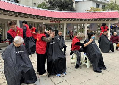 社区开展公益理发 擦亮老人幸福底色